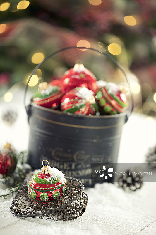 渔业用小鱼桶和圣诞饰品图片素材