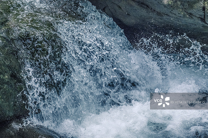 高速流动的山涧溪水图片素材
