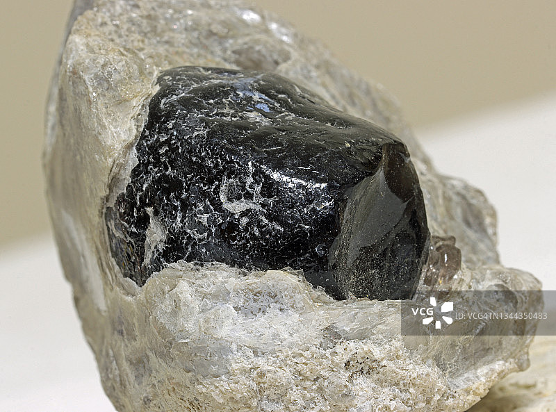 基质中的黑曜石岩石图片素材