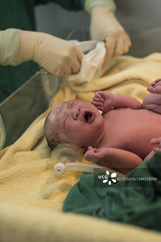 产房里的亚洲新生婴儿图片素材