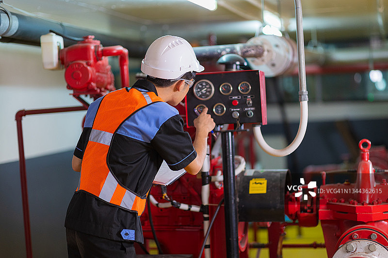亚洲男工程师在工厂或车间操作阀门图片素材