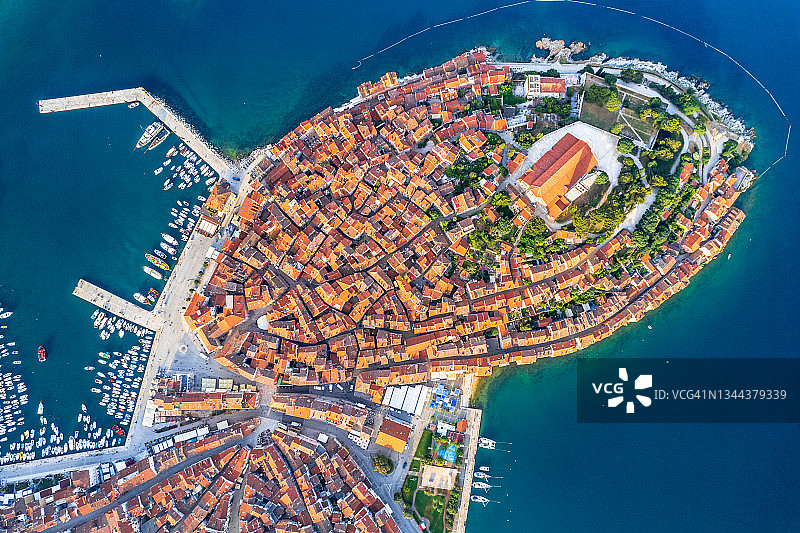 克罗地亚伊斯特拉罗维尼老城鸟瞰图图片素材