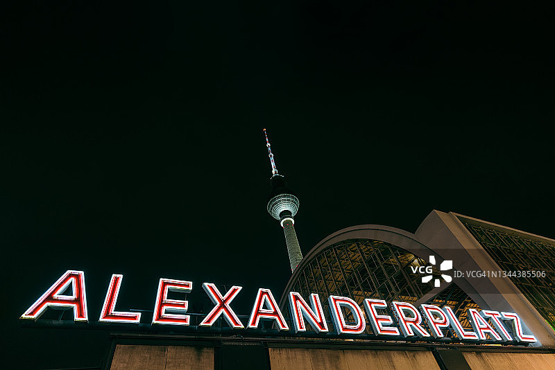 夜晚的柏林亚历山大广场图片素材