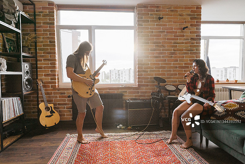 男人和女人一起弹电吉他图片素材