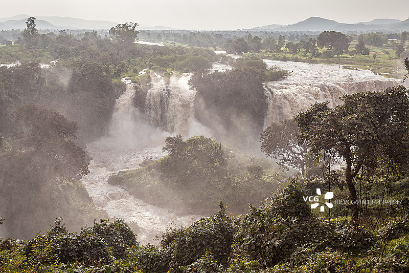 壮丽的青尼罗河瀑布图片素材