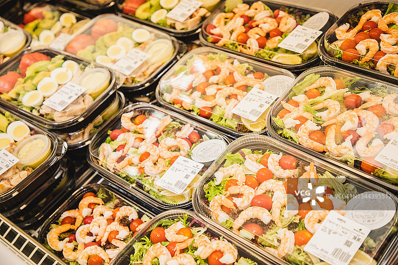 超市冷冻区的鲜虾鸡肉沙拉图片素材