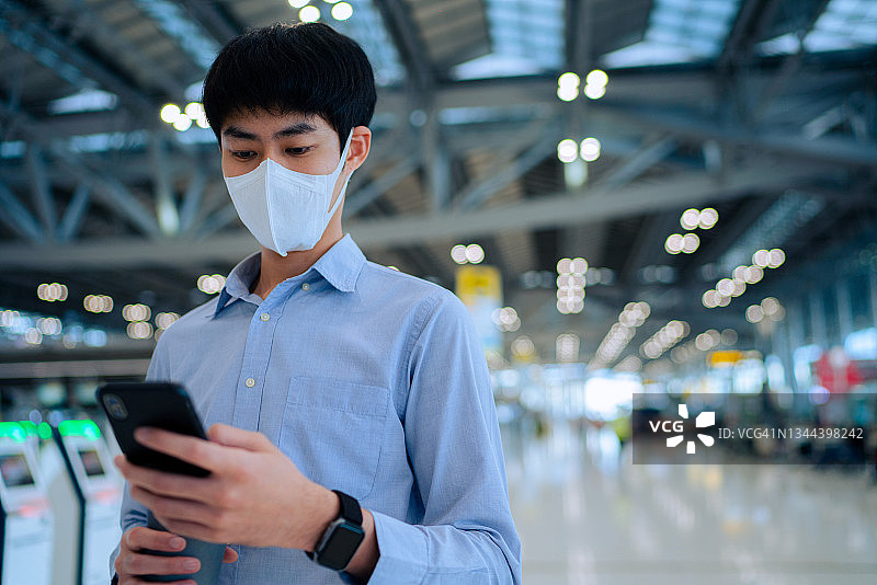 在机场戴口罩进行防护的亚洲商人图片素材