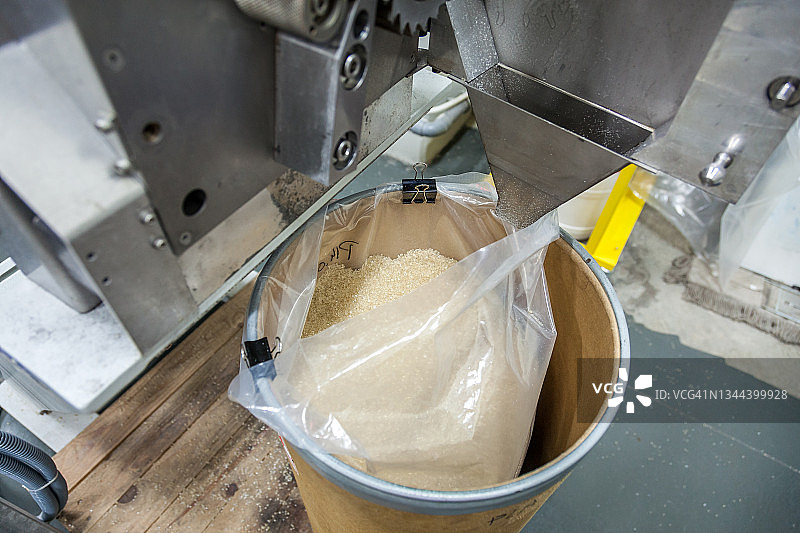 回收工厂中装满塑料颗粒的集装箱图片素材