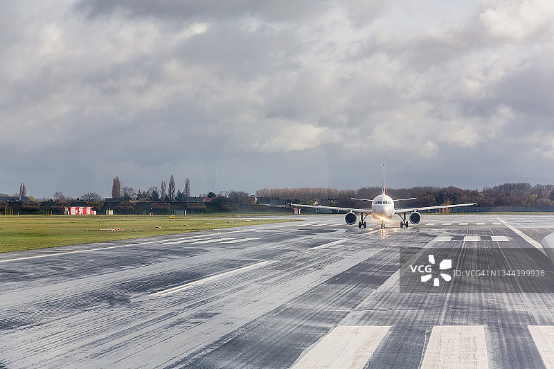 在维尔纽斯机场准备起飞的飞机图片素材