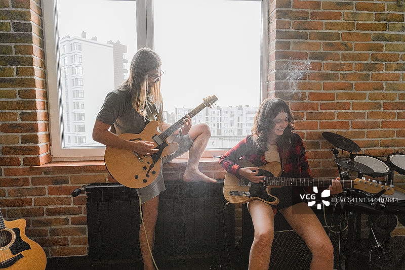 男人和女人一起弹电吉他图片素材
