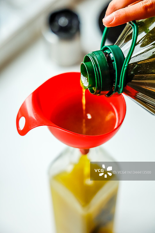 在家用橄榄油填充瓶子图片素材