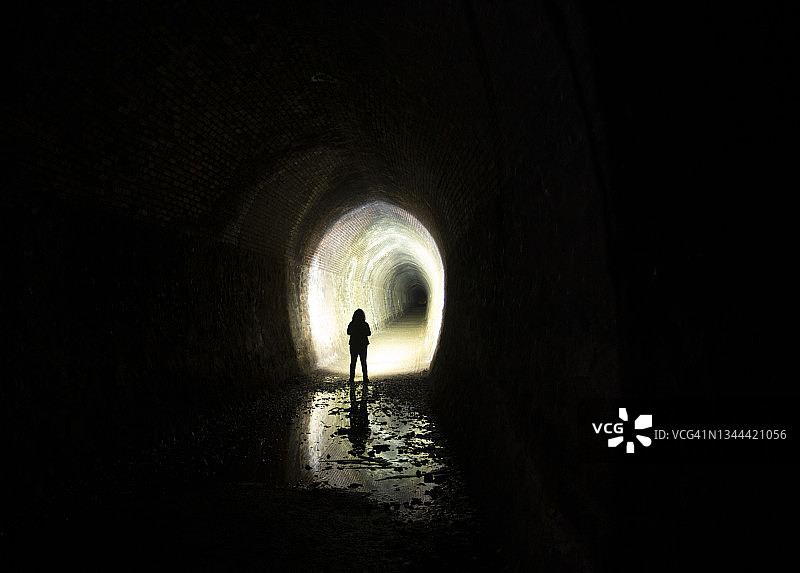 黑暗隧道图片素材