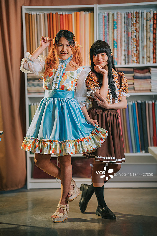 在服装店装扮成角色扮演服装和假发的女性肖像，看着镜头微笑图片素材