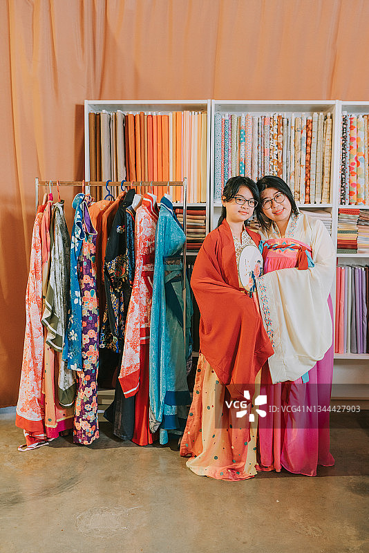 身穿唐代传统服饰的中国母女对着镜头微笑图片素材