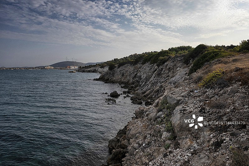 切什梅的岩石海岸线和酒店建筑图片素材
