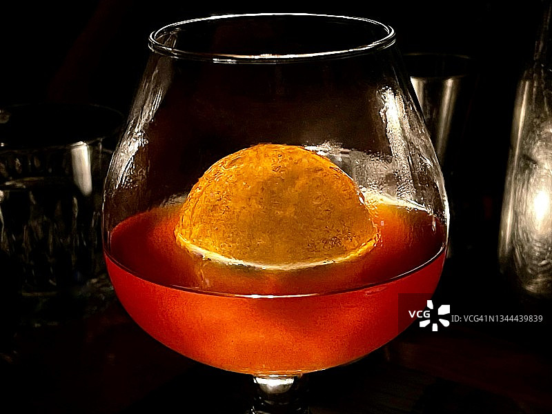 经典禁酒时期的曼哈顿或尼格罗尼鸡尾酒图片素材