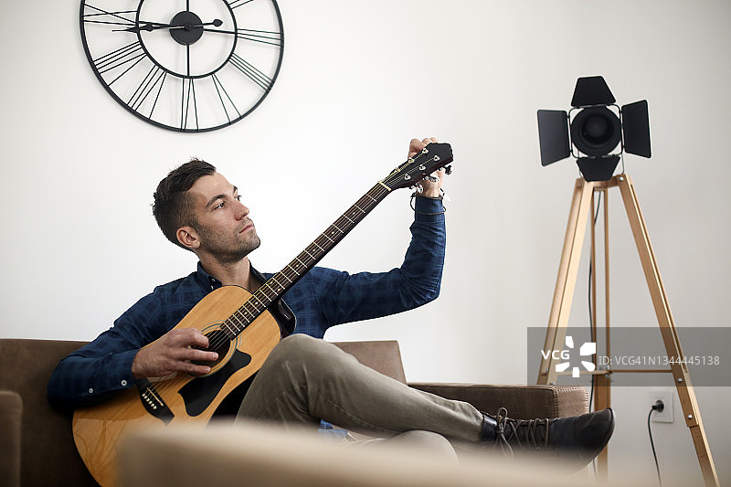 青年在给吉他调音图片素材