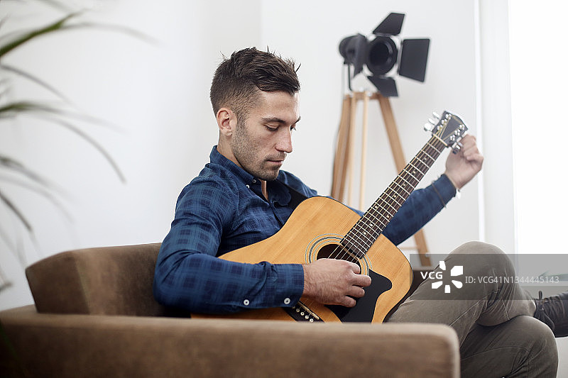 吉他调音图片素材