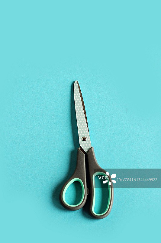 绿松石背景上的剪刀图片素材