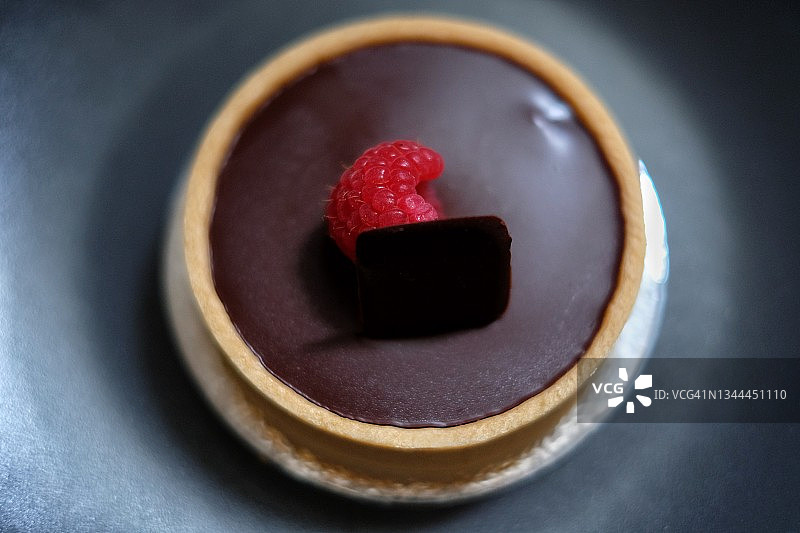 深色背景上的覆盆子圆形甜点图片素材