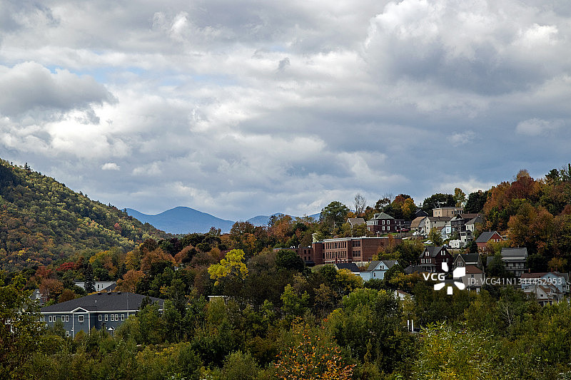 新罕布什尔州柏林：秋季白山地区的小城市住宅图片素材
