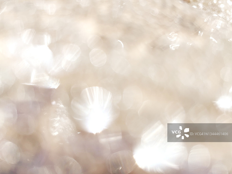 圣诞礼物、庆贺、美妆产品与闪光米色面料背景。闪光冬季假日和黑色星期五潮流概念。图片素材