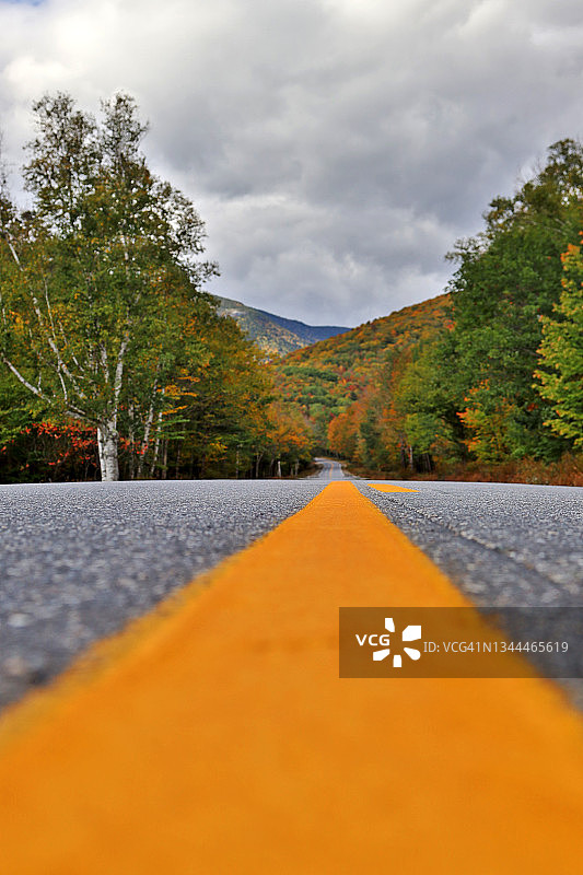 秋季美国缅因州纽里附近格拉夫顿山口的黄色标线图片素材