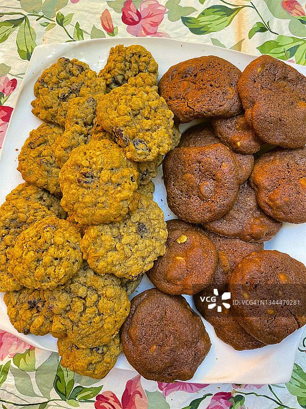 俯瞰盘子里的自制饼干图片素材