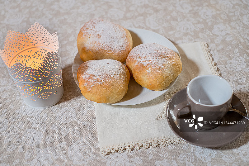 早餐，牛角包与酸奶咖啡图片素材