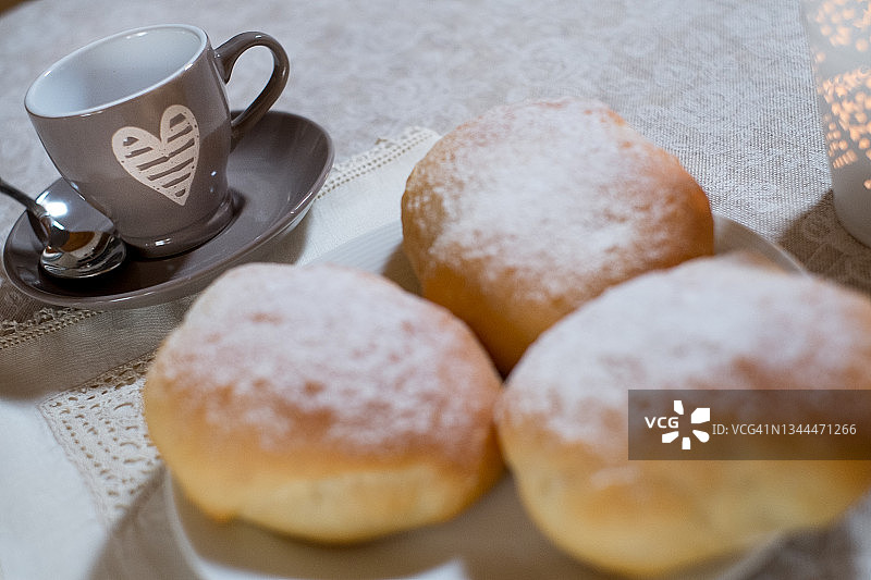 早餐，牛角包与酸奶咖啡图片素材