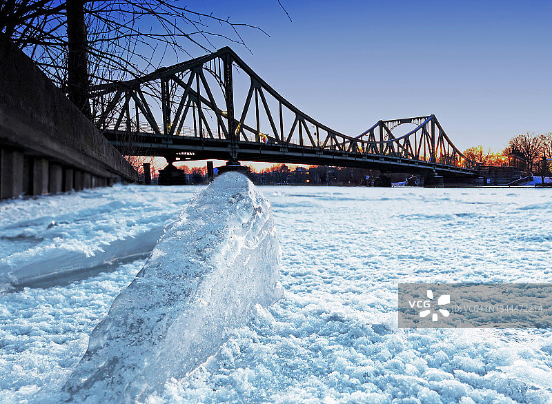 柏林和波茨坦之间格林尼克大桥的冬季图片素材