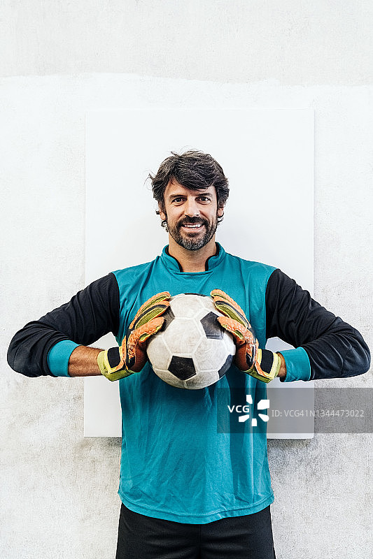 手持足球的男性守门员的肖像图片素材