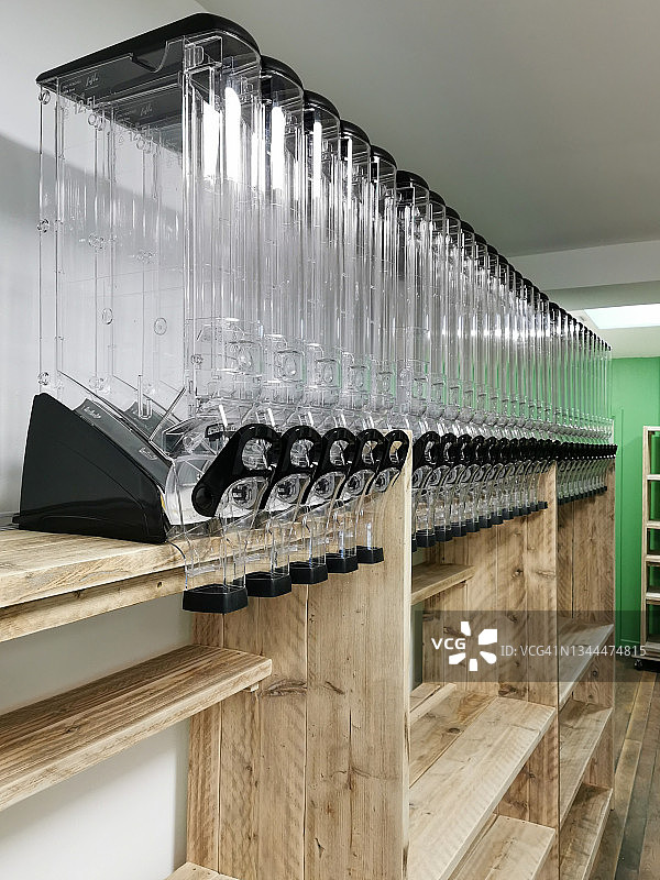 零浪费食品杂货店中的食品分配器图片素材