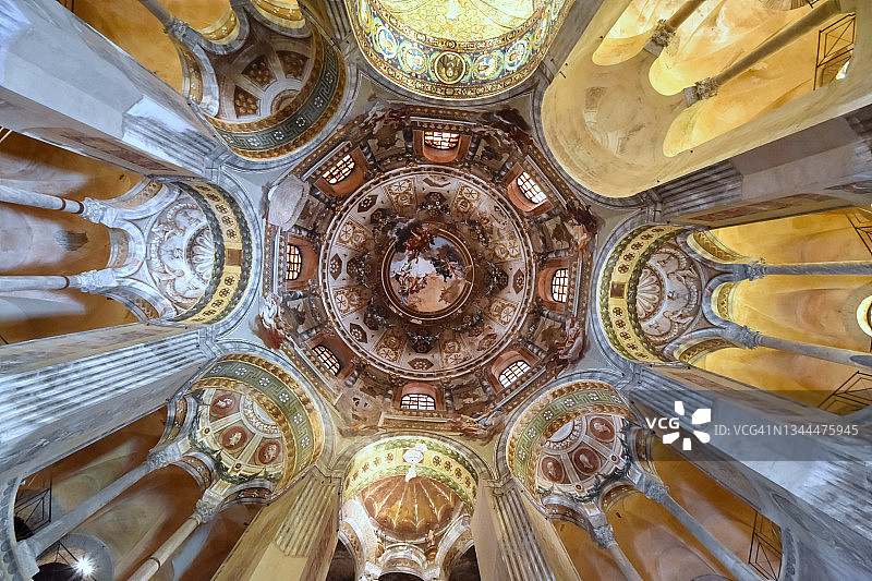 意大利拉文纳圣维塔莱大教堂的八角形穹顶，带有壁画和马赛克图片素材