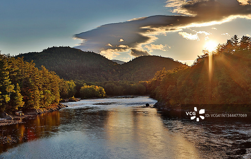 美国缅因州基列的秋季安德罗斯科金河图片素材