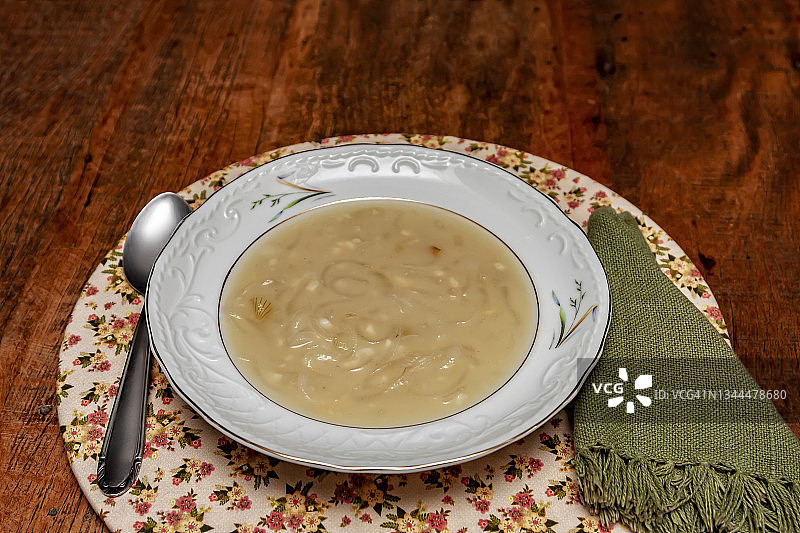 自制洋葱汤上桌图片素材