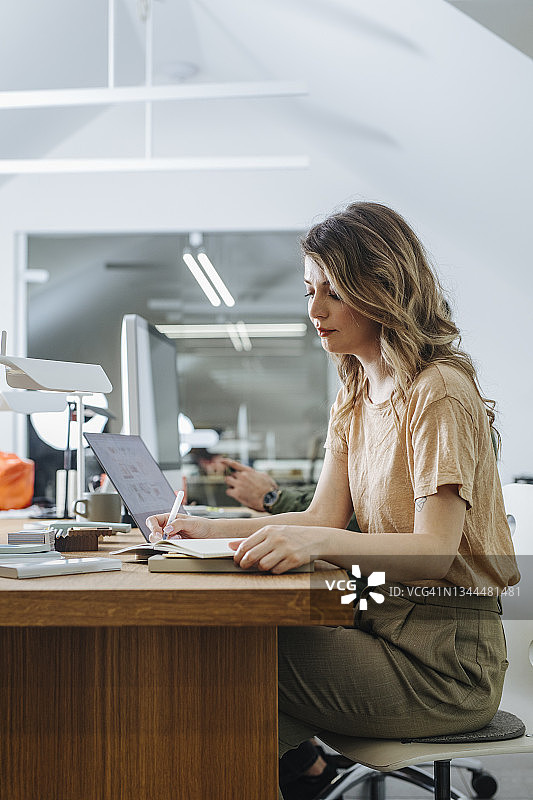 办公室工作的商务女性图片素材