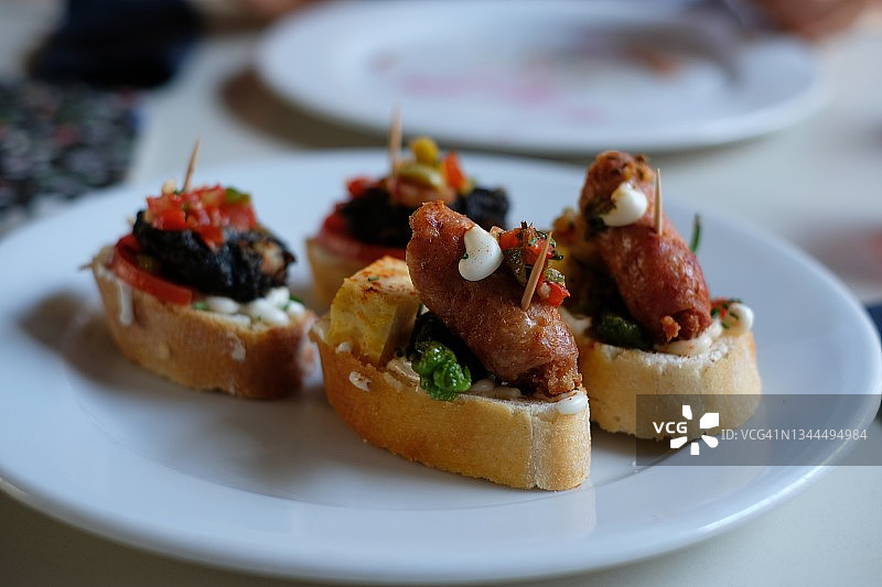 香肠和樱桃番茄面包丁小吃图片素材