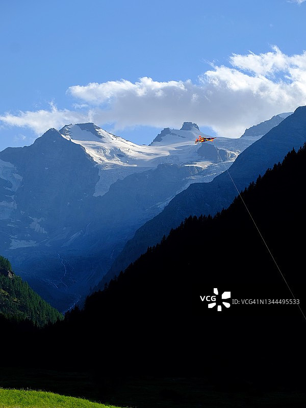 在山间飞舞的彩色风筝图片素材