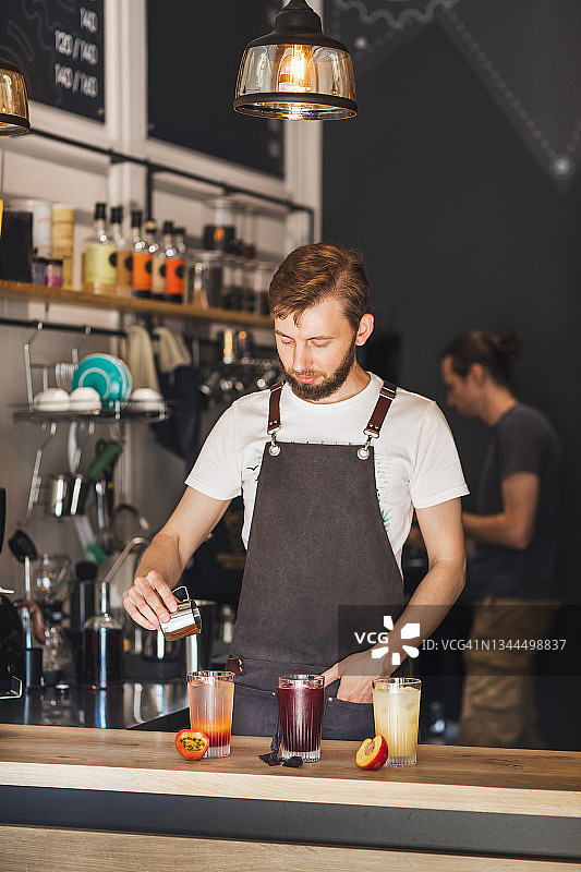 咖啡师调制三种不同的浆果冷饮，夏日饮品图片素材
