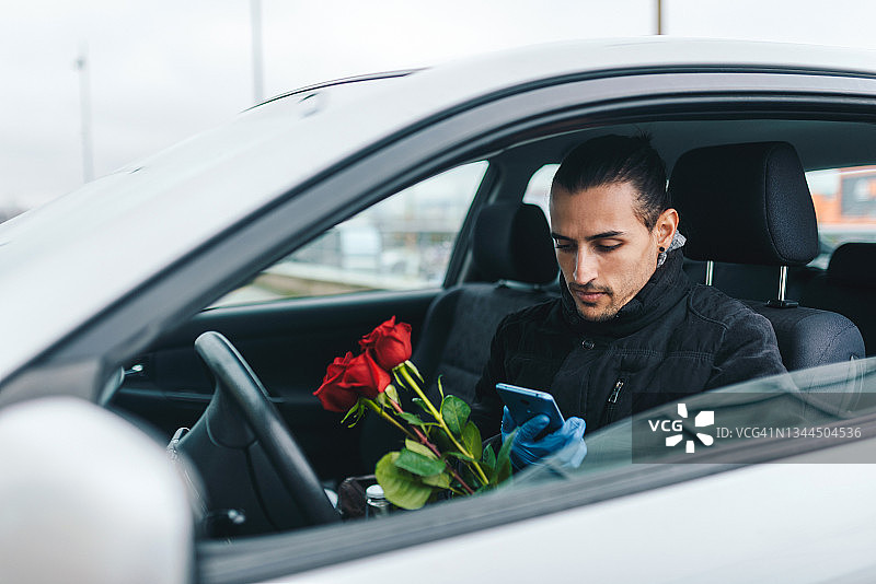 她要来了吗？图片素材