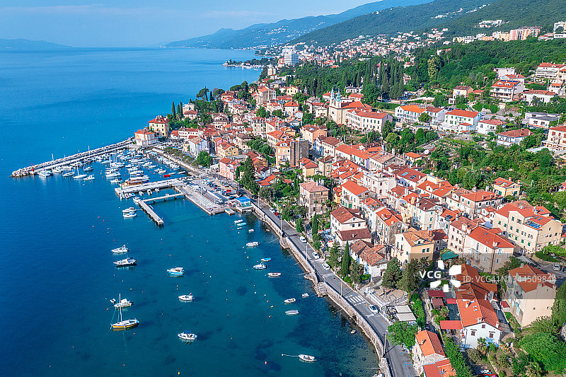 克罗地亚滨海-戈尔斯基科塔尔，奥帕蒂亚沃洛斯科的亚得里亚海海岸图片素材