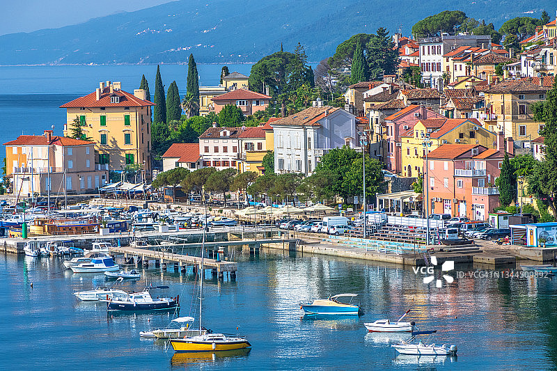 克罗地亚滨海-戈尔斯基科塔尔，奥帕蒂亚沃洛斯科的亚得里亚海海岸图片素材