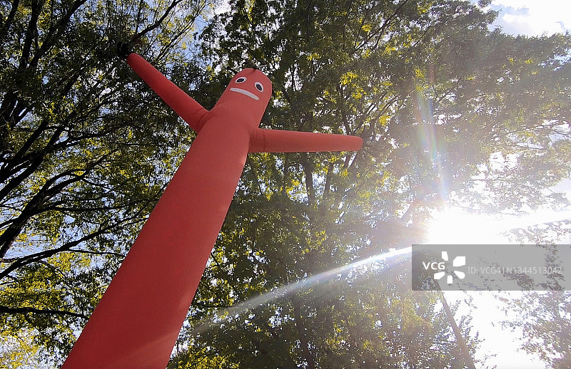 风吹红色的充气人挥舞手臂图片素材