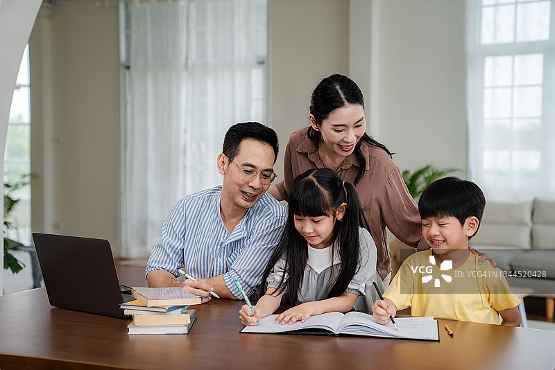 家人和孩子在家一起做作业图片素材