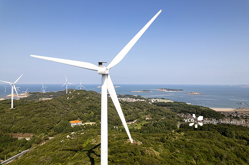 岛屿顶部的风力涡轮机鸟瞰图图片素材