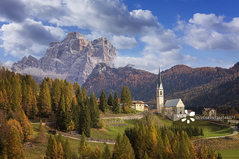 多洛米蒂山南蒂罗尔村庄的秋色图片素材