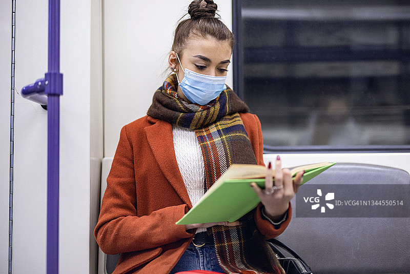 戴口罩看书的女孩图片素材