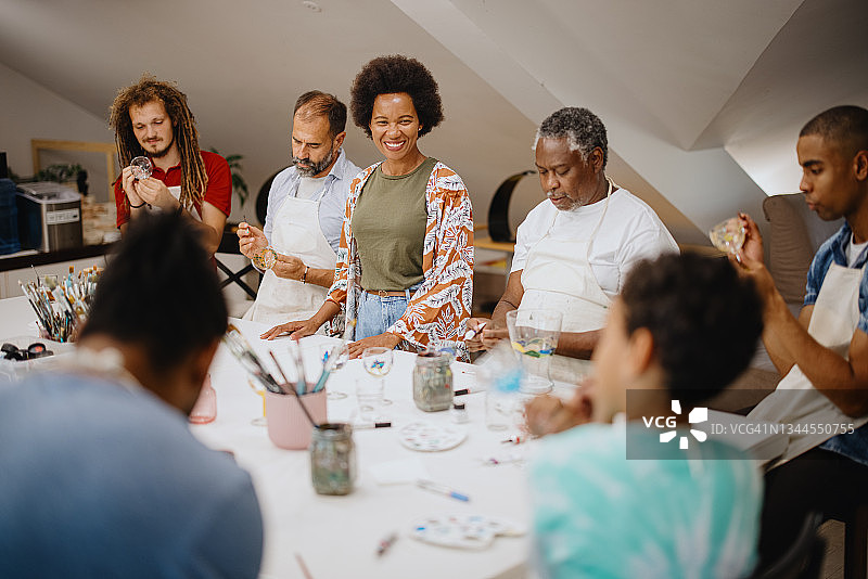 参加手工艺术课程的多民族群体图片素材