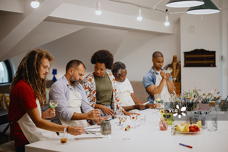几个不同的家庭在艺术和手工小组课上玩得很开心图片素材